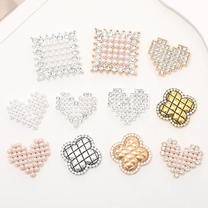 Accessori Gioielli DIY in Lega Cuore Quadrifoglio Perla Artificiale Strass Decor per Scarpe Custodia Telefono Donna Retrò
