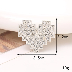 Vista dettagliata del ciondolo a cuore pixelato argento con strass da 3,5 cm per 3,2 cm