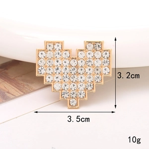 Vista macro del ciondolo a cuore pixel in lega di zinco con strass e dettagli dorati
