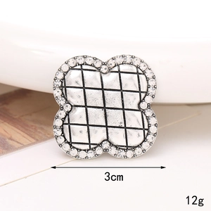 Charm per scarpe a quadrifoglio argento vintage con cristalli e texture martellata, 3cm