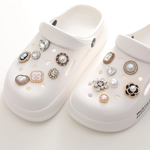 Ciondoli chic per sabot bianchi con perle artificiali e fiori in strass accessori DIY