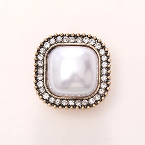 Accessorio bottone con perla quadrata stile vintage con alone di strass e bordo dorato