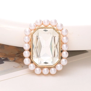 Elegante broche met rechthoekig kristal en parels op een goudkleurige basis
