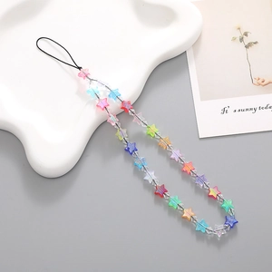 Bijou de téléphone en perles d'étoiles arc-en-ciel avec perles acryliques sur un plateau