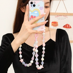 Détail de la lanière de téléphone perlée macaron avec étoiles et coque tulipes