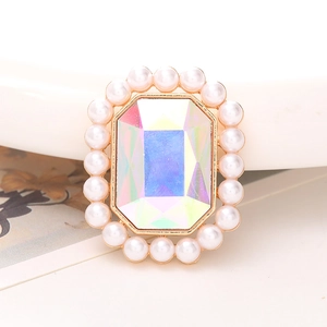 Rechthoekige AB-edelsteen broche met vintage parelrand en goudkleurige basis