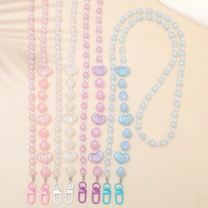 Macaron-farbenes Perlen-Handyband mit Glitzerherz-Anhänger und Metallkarabiner