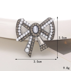 Détail macro du charm nœud en strass pour chaussures et DIY mesurant 3,5 cm par 3,5 cm