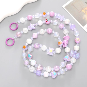 Détail de perles en acrylique colorées avec motifs de cœur et d'étoile pour cordon de téléphone