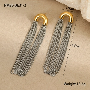 Vue détaillée de boucles d'oreilles à pompon long, largeur 1,9 cm et longueur 9,5 cm