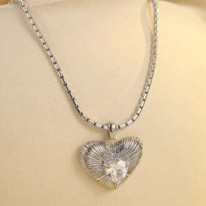 Collar con colgante de corazón de acero inoxidable pulido, textura a rayas y circón
