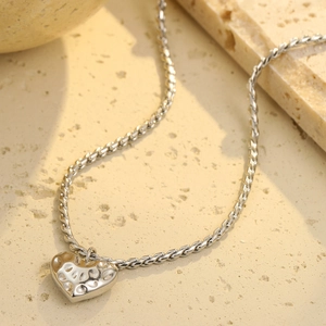 Collar con colgante de corazón pulido con textura irregular en cadena de cuerda plata