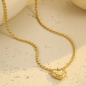 Collar de corazón de acero inoxidable chapado en oro 18k con textura martillada y cadena