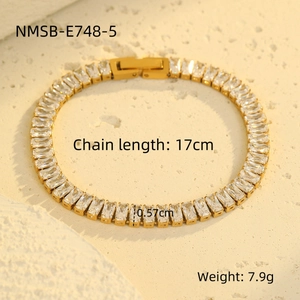 Detailansicht eines 17 cm langen goldenen Tennisarmbands mit rechteckigen Zirkonia-Steinen