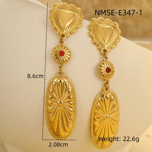 Detailed view of bohemian gold heart earrings with size 8.6cm and weight 22.6g