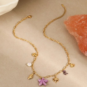 Collana dorata stile oceano con stella marina, conchiglia, palma e pietre viola