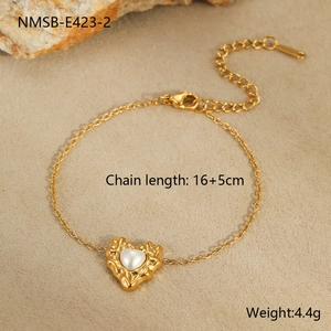 Detailed view of a gold lava heart necklace with pearl inlay, showing 16+5cm chain length