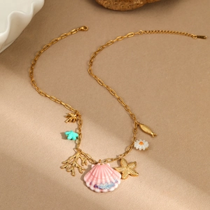 Collana in acciaio dorato con ciondoli a forma di conchiglia stella e tartaruga