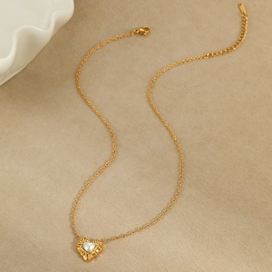 Collar de corazón de lava irregular con perla blanca y acabado dorado estilo minimalista
