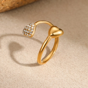 Bague ouverte coeur asymétrique en acier inoxydable plaqué or 18k avec cristaux étincelants