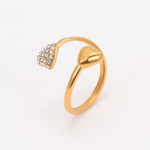 Détail de la bague ouverte asymétrique plaquée or 18k avec cœur et accents de zircone