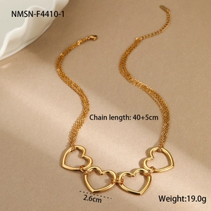 Detalle del collar con colgante de corazón bañado en oro de 18K con medidas y cadena