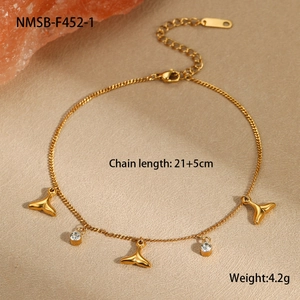 Vue détaillée du bracelet en acier doré avec pendentifs queue de poisson et zircons
