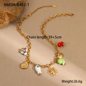 Dettaglio della collana a maglie dorate con ciondoli marini colorati, conchiglie e stelle