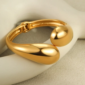 Minimalist 18K gold-plated stainless steel teardrop bangle with polished mirror finish