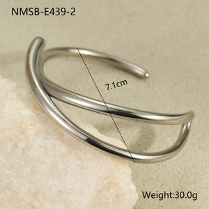 Detail view of silver stainless steel cuff showing 7.1cm inner diameter and 30g weight