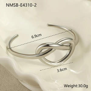 Detailed view of silver knot cuff bracelet with dimensions showing 6.9cm width and 30g weight