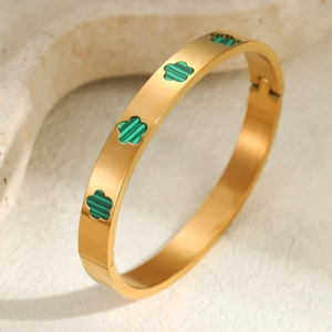 Elegante gouden bloemenarmband met groene klaverinleg en een matte geborstelde finish