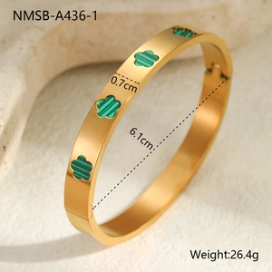 Detail van gouden roestvrijstalen armband met groene parelmoer bloem inlegwerk