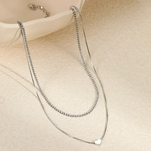 Collar de doble capa en acero de titanio con colgante de corazón y cadena tennis plateada