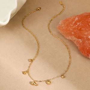 Collier élégant en acier inoxydable doré avec pendentifs papillon et coeur délicats