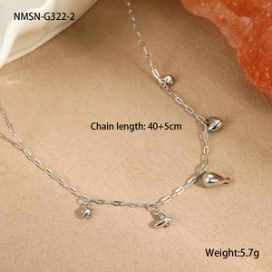 Vue détaillée du collier argenté avec pendentifs étoile, oiseau et cœur, 40+5 cm