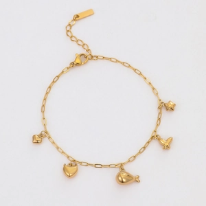 Détails d'un bracelet doré avec des breloques papillon cœur et étoile élégantes