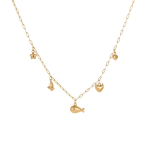 Collier en maille trombone dorée avec pendentifs papillon, étoile et cœur sur fond blanc
