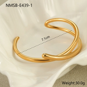Detail view of gold geometric knot bangle with size 7.1cm and 30g weight specs