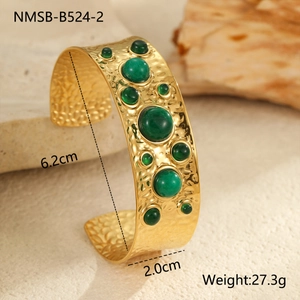 Détails du bracelet martelé doré avec pierres vertes, diamètre 6,2 cm et largeur 2 cm