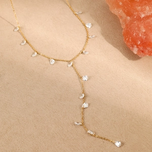 Vista detallada del collar en Y bañado en oro de 18K con elegantes colgantes de cristal gota