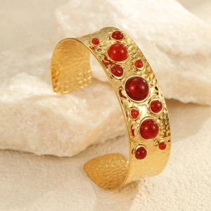 Vue détaillée du bracelet jonc martelé doré orné de pierres cabochon rouges
