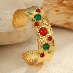 Bracelet manchette doré texturé martelé avec pierres colorées sur socle en pierre