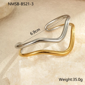 Detalle de brazalete bicolor de acero inoxidable con 6,9 cm de ancho y 35 g de peso