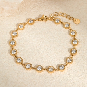 Detail eines 18K vergoldeten Armbands mit runden Zirkonia-Steinen und Hummerverschluss