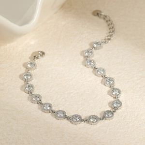 Makroaufnahme von Titanarmband mit runden Zirkonia und verstellbarem Karabinerverschluss