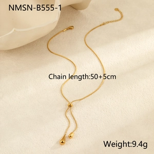 Vue détaillée du collier pendentif goutte plaqué or avec spécifications de chaîne 50+5 cm