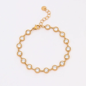 Detail eines 18K vergoldeten Armbands mit runden Zirkonia-Gliedern und Karabinerverschluss