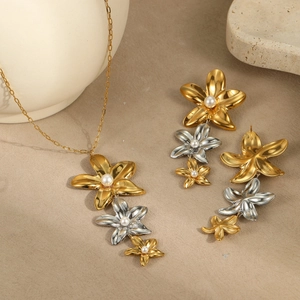 Parure élégante de collier et boucles d'oreilles fleurs bicolores avec perles