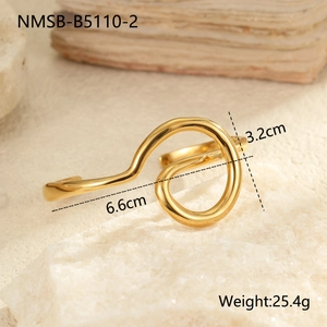 Vista detallada de un brazalete de espiral geométrico dorado de acero inoxidable